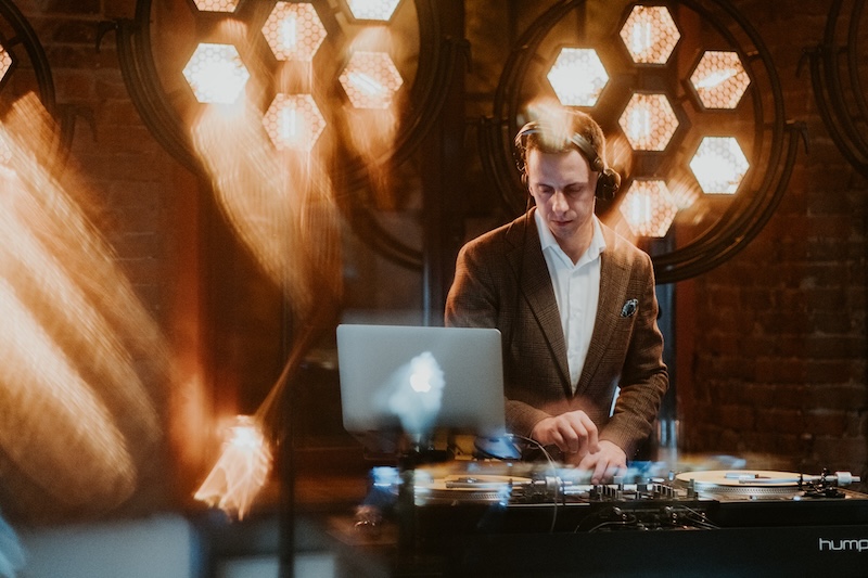 Jaki DJ na wesele w Krakowie będzie najlepszy? Sprawdziliśmy to <em>(art. sponsorowany)</em>