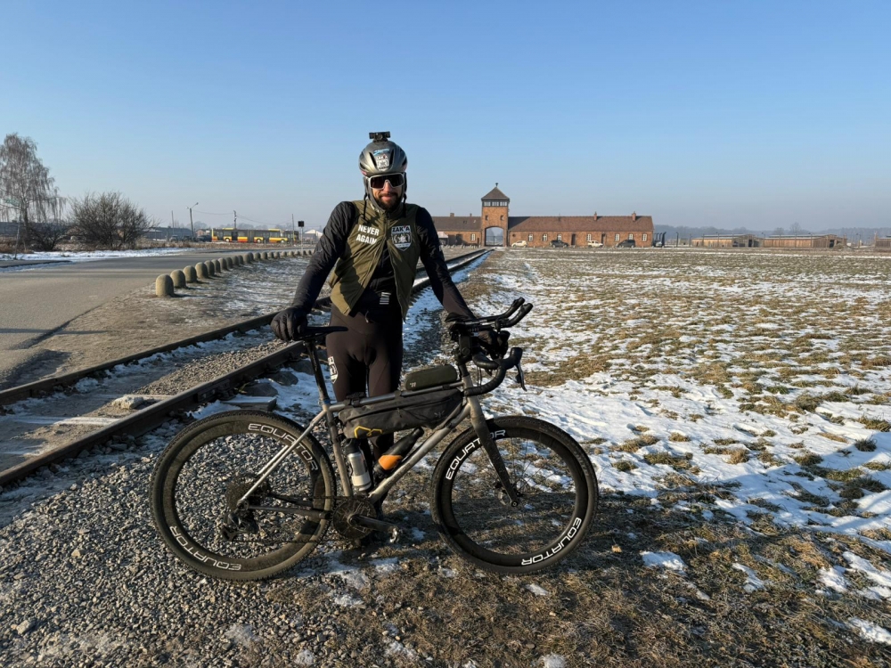 960 kilometrów w 46,5 godziny. Największy na świecie napis „Never Again” ku pamięci ofiar Holokaustu
