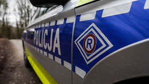 Ukradł auto, rozbił je i uciekł do lasu. Policjanci namierzyli go dronem