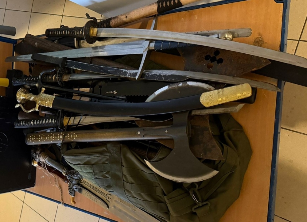 Kilkadziesiąt noży i miecze zabezpieczone u 38-latka. Groził ekipie budowlanej i policjantom (video)