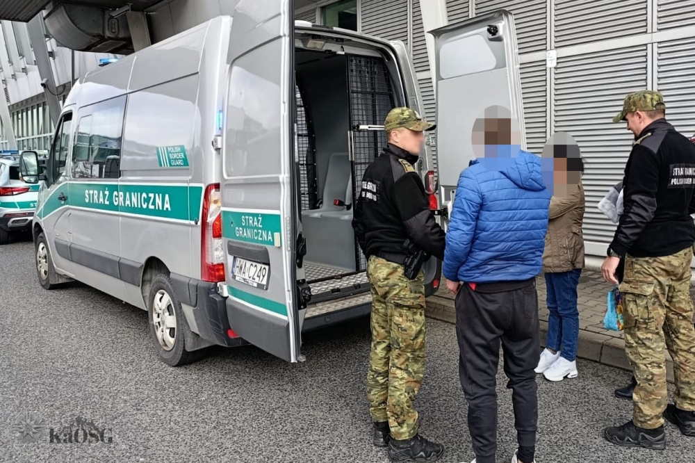 Troje cudzoziemców pod konwojem opuściło Polskę