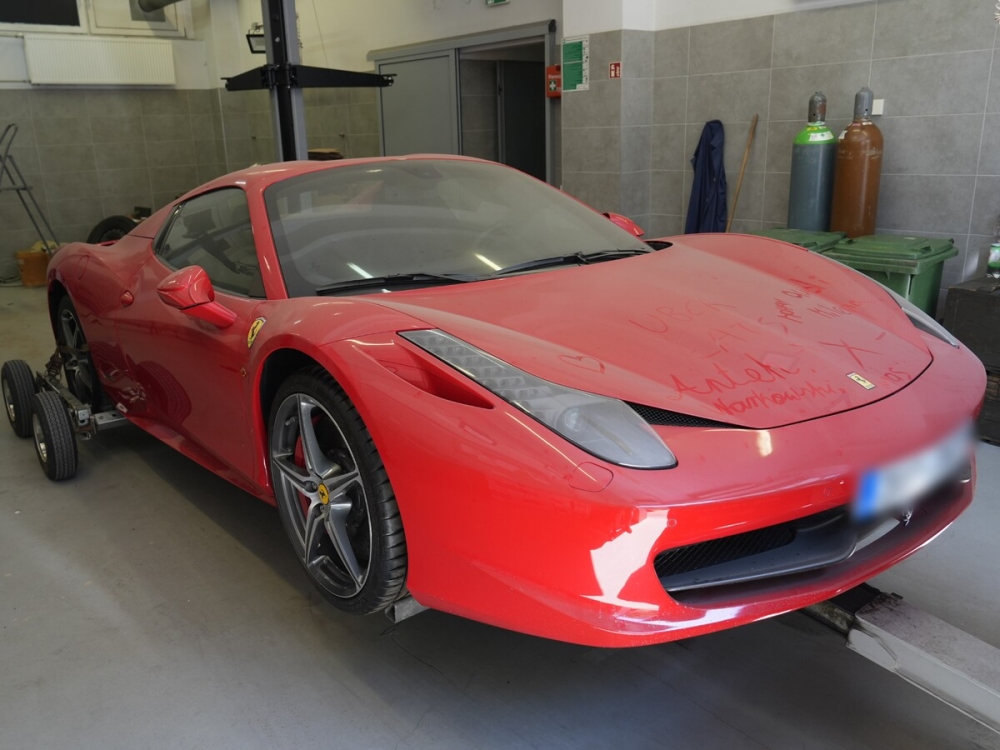 Oszukiwał seniorów i jeździł Ferrari. 24-latek zatrzymany (video)