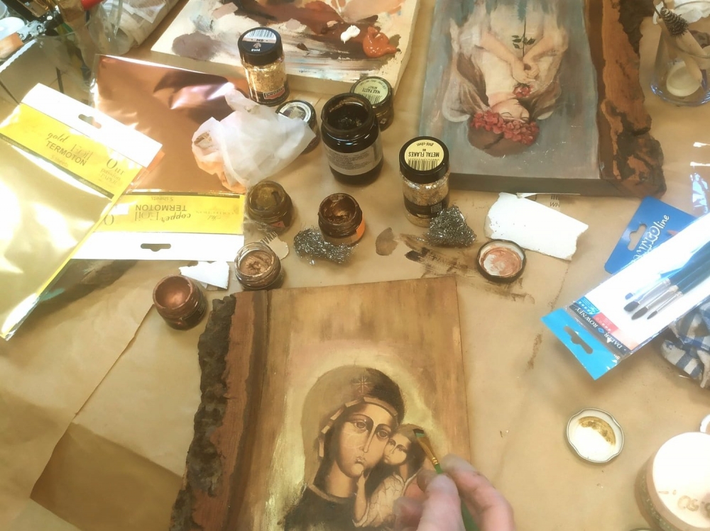 Kiedy sztuka spotyka nadzieję. Wernisaż w Wierzchosławicach otwiera przestrzeń dialogu i wsparcia