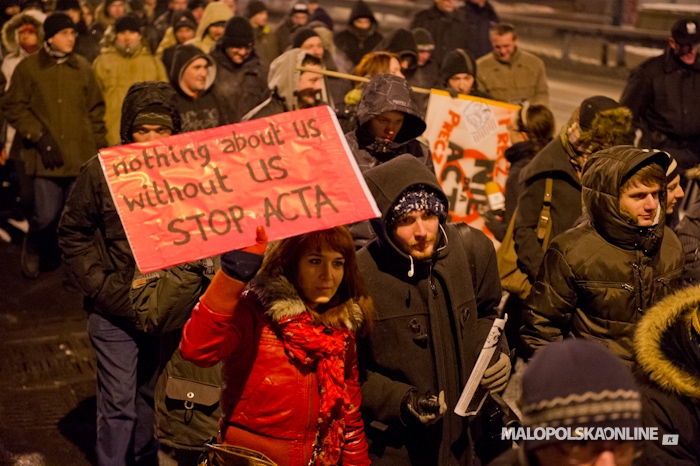 W Krakowie protestowano przeciwko umowie ACTA (zdjęcia)
