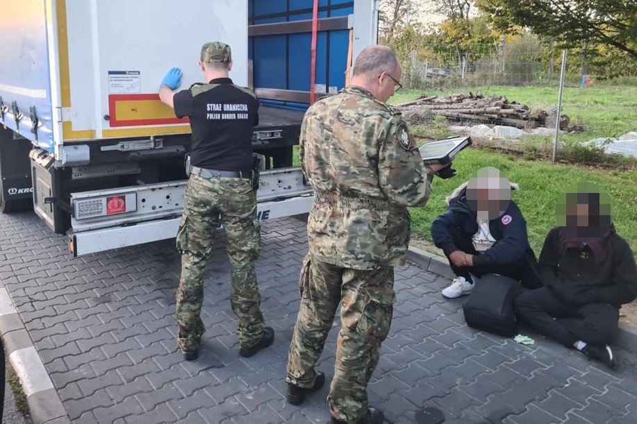 Imigranci ukryci w naczepie tira