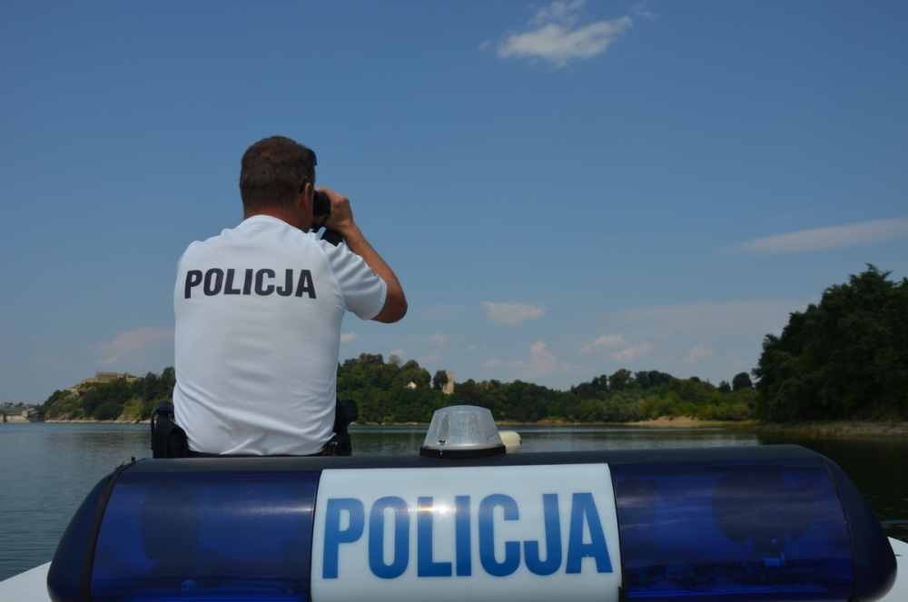 Policyjni wodniacy patrolują Jezioro Dobczyckie. Przypominają o całkowitym zakazie kąpieli