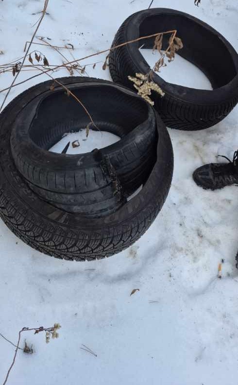 Opony w lesie. Interweniowała policja