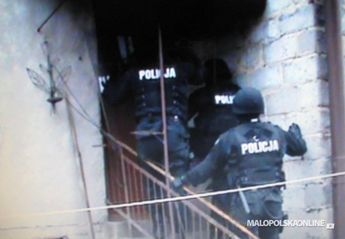 Zamknął się w domu z siekierą, grożąc policjantom jej użyciem