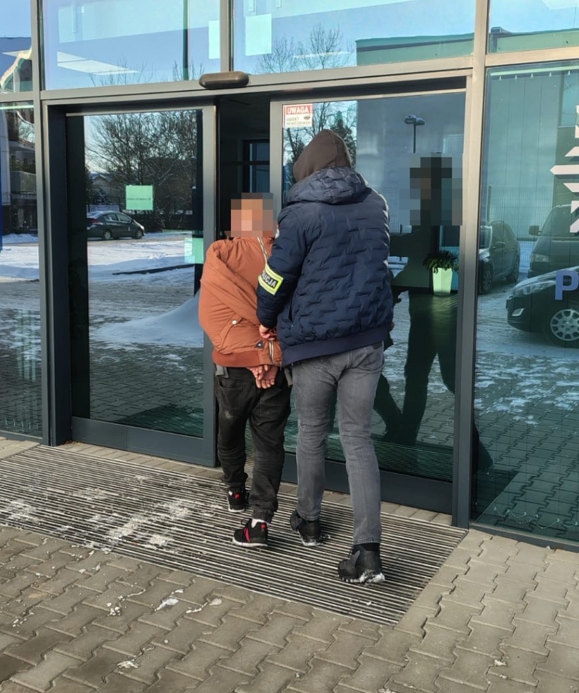 Schował się w skrzyni na pościel. Poszukiwany wpadł w ręce policji (video)