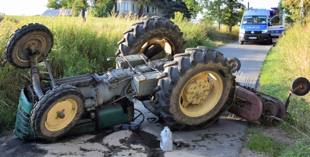 Tragiczny wypadek w Podolanach. Nie żyje 64-letni kierowca ciągnika