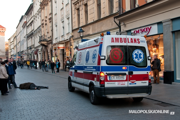 Mężczyzna stracił przytomność na ulicy. Pomocy udzielił mu oprzechodzień (zdjęcia)