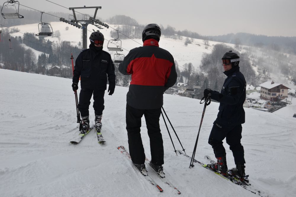 Policjanci rozpoczynają służbę na wyciągach narciarskich
