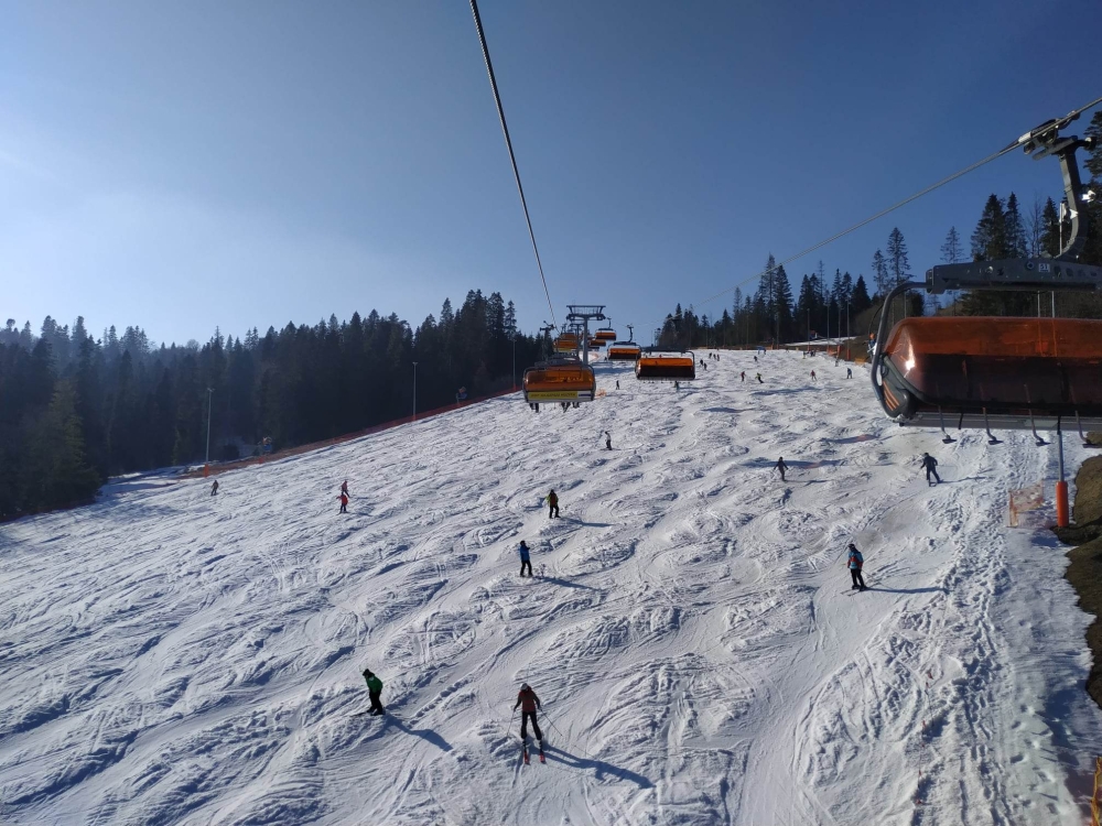 Sezon narciarski jeszcze się nie skończył. Tłumy na Kotelnicy (zdjęcia)