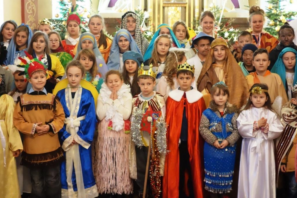 Rozesłanie Kolędników Misyjnych. Dzieci z Poronina kolędują dla dzieci w Tanzanii, Sudanie, Peru, Brazylii i Kamerunie (zdjęcia)