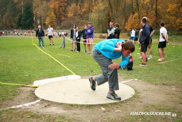 Powiatowa Liga Szkół Ponadgimnazjalnych w lekkoatletyce. Najlepsze drużyny - I LO w Rabce-Zdroju i Zespół Szkół Ogólnokształcących w Lipnicy Wielkiej (zdjęcia)