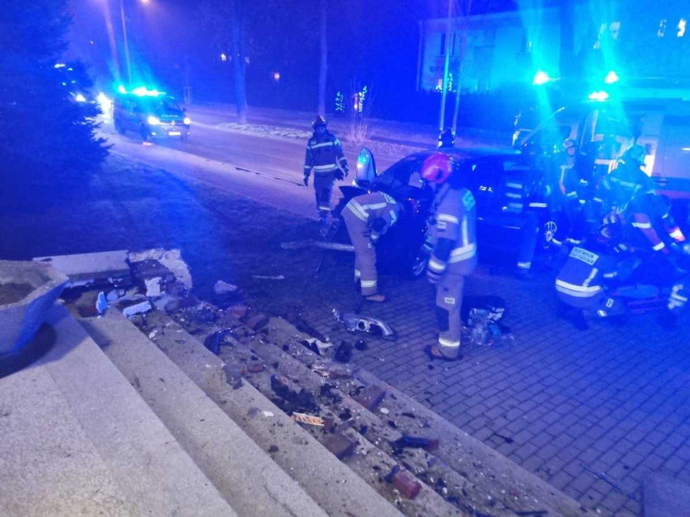 Uderzyli w betonowe schody do komisariatu