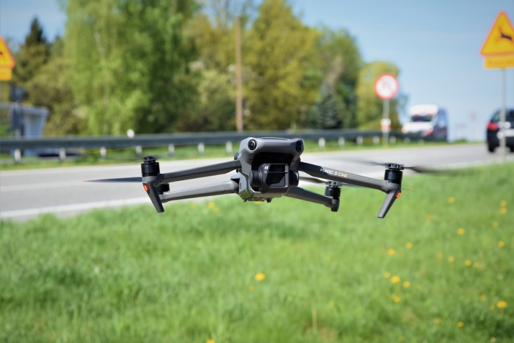 Dronem w kierowców. W trzy godziny aż 16 przejazdów na czerwonym świetle (video)
