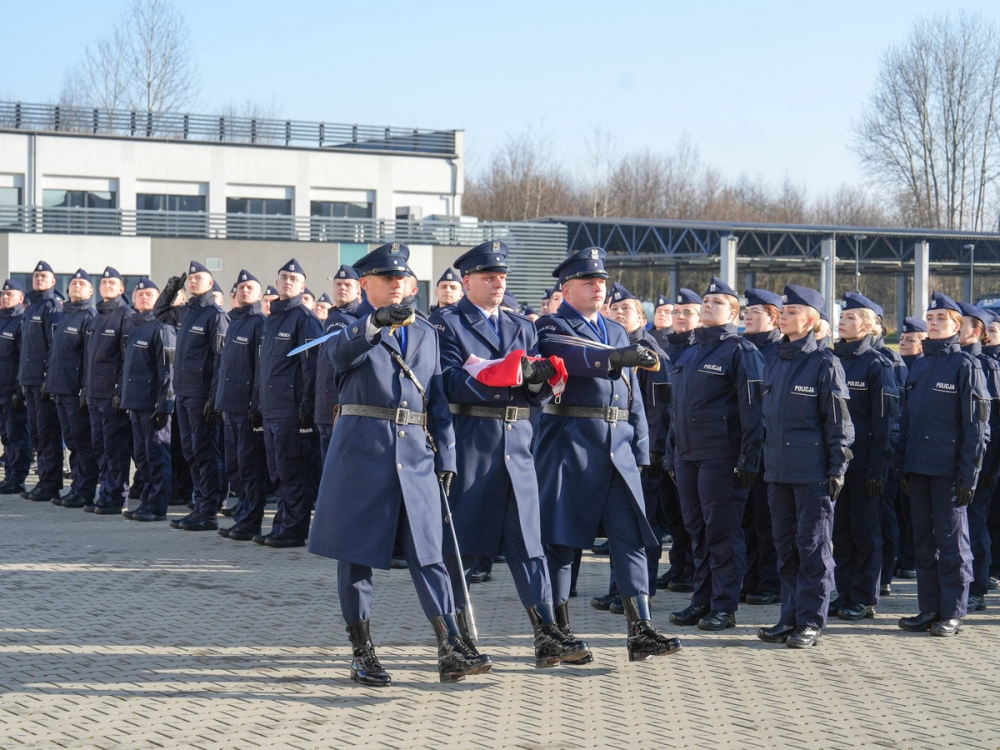 63 nowych policjantów złożyło ślubowanie. Wśród nich 22 kobiety