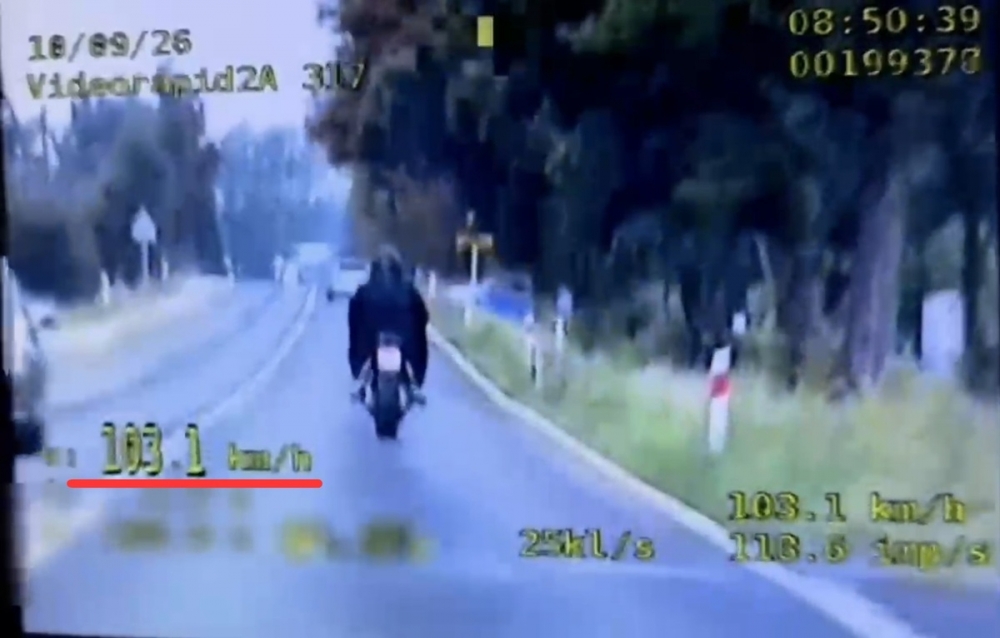 103 km/h w terenie zabudowanym. Motocyklista tracił prawo jazdy i dostał 3000 zł mandatu (video)