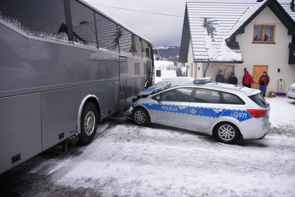 Radiowóz wbił się a autobus