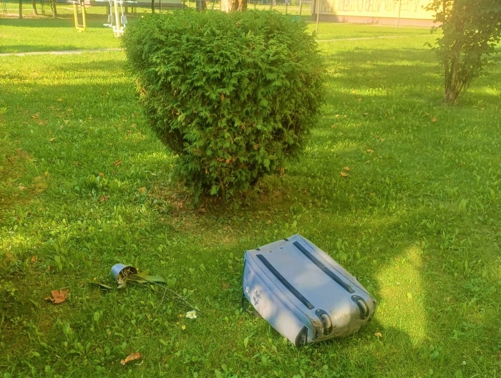 Zdenerwował się i wyrzucił walizki przez okno