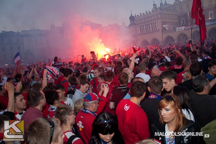Feta kibiców Wisły na ulicach Krakowa (galeria)